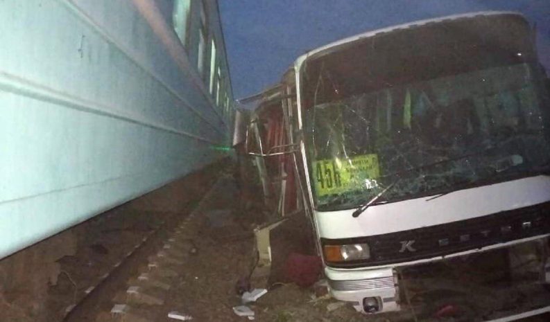 Поезд снес пассажирский автобус на переезде около станции Шамалган