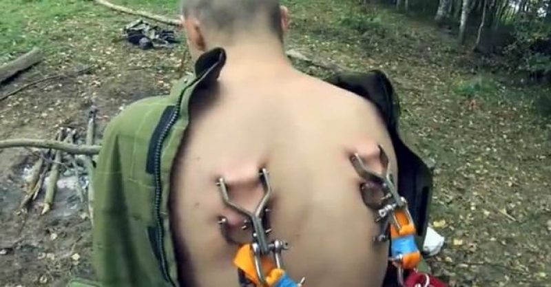 Русские экстремалы «вшивают» парашют в тело. Видео