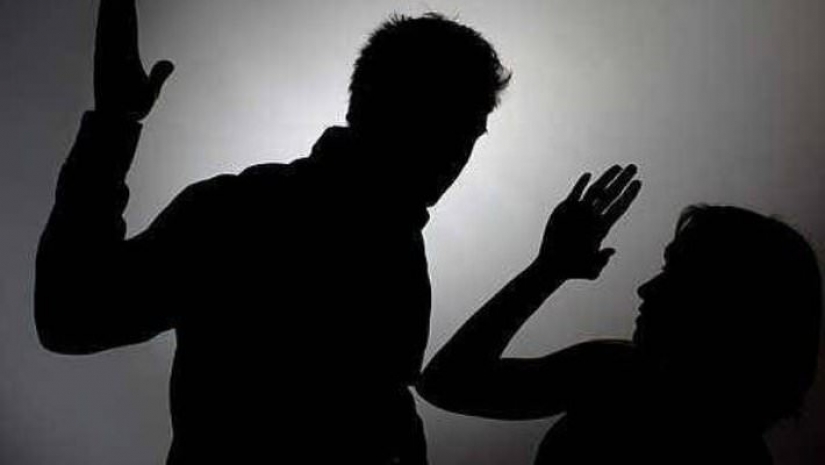 Мою коллегу избивает муж!