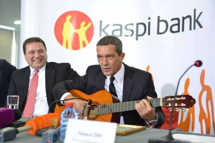 Антонио Бандерас устроился на работу в казахстанский банк. Фото