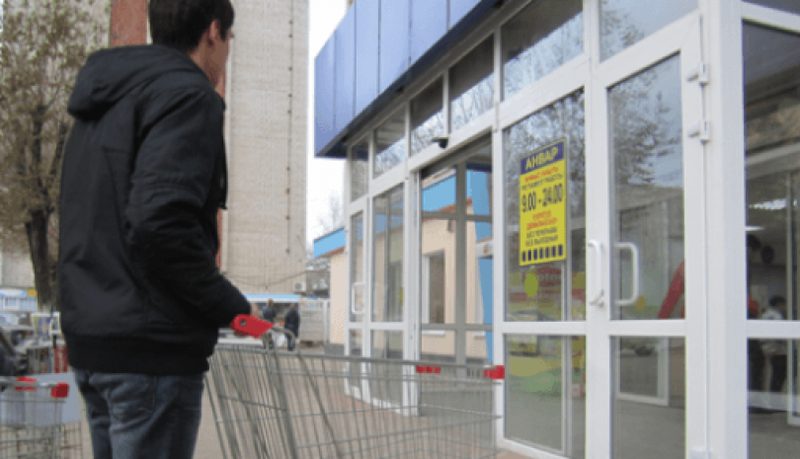 Труп мужчины везли в магазинной тележке