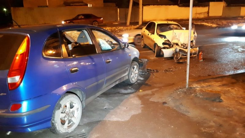 Лоб в лоб столкнулись две машины в Алматы