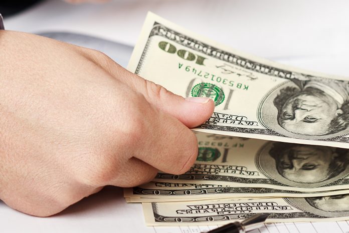 Курс доллара снизился на последних торгах