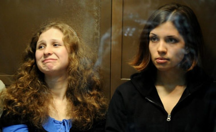 Казаки избили участниц Pussy Riot нагайками