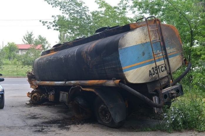 Сгоревший в Алматы бензовоз выброшен на обочину дорогиЭксклюзив