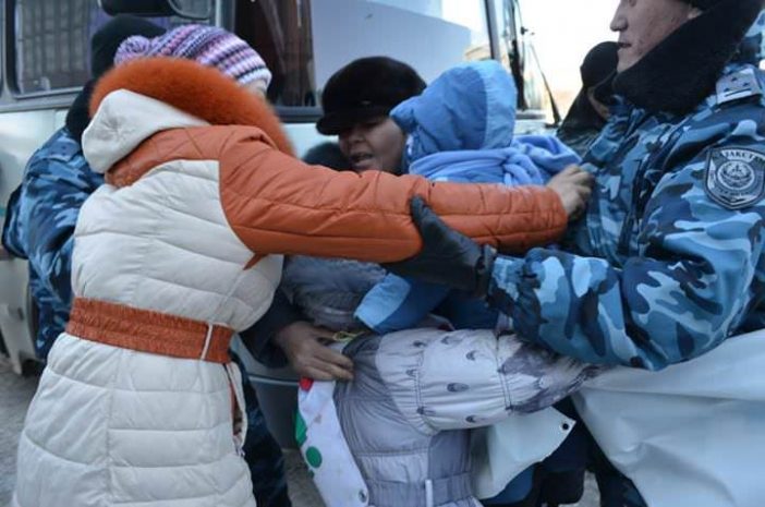 Женщины и дети задержаны в Астане в ходе акции протеста. Фото